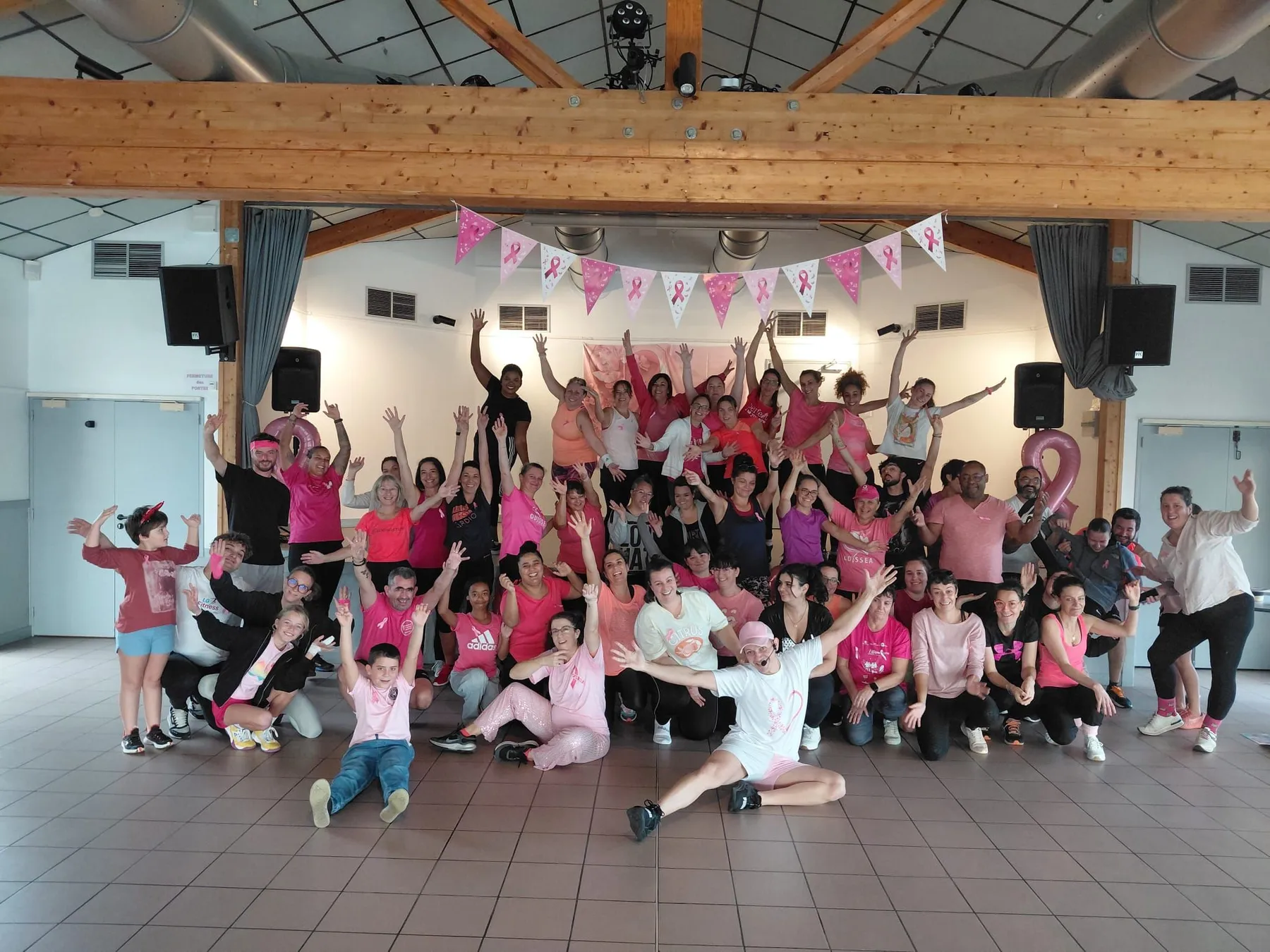 Le groupe LG Fitness réuni lors d'un événement à thème