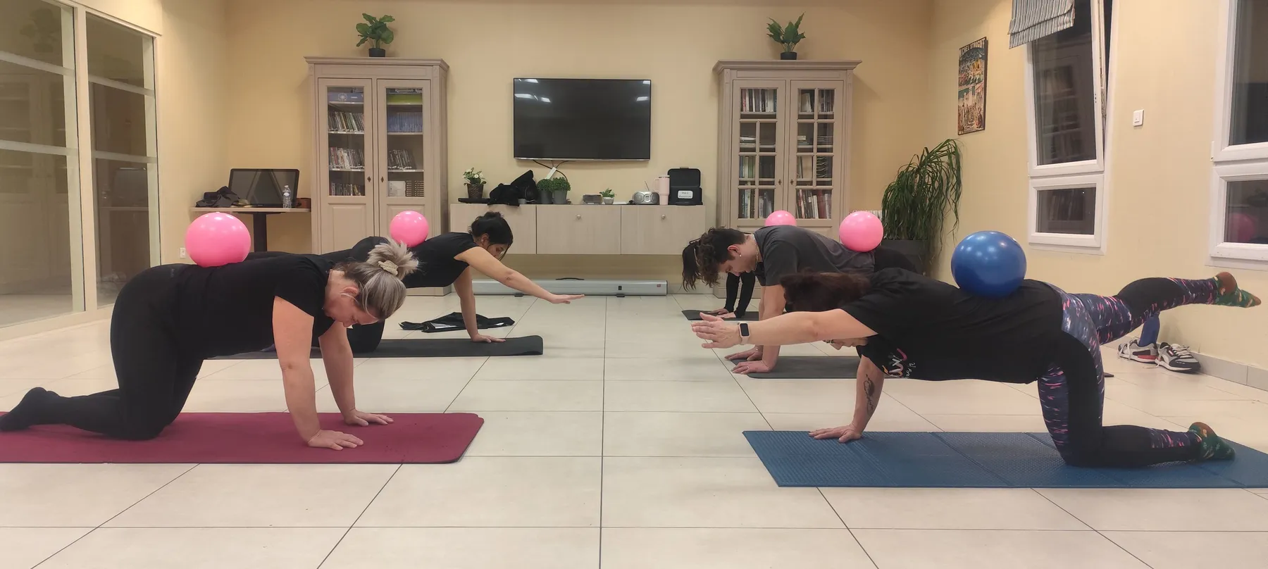 Cours de Pilates au sol, sur tapis, avec ballons
