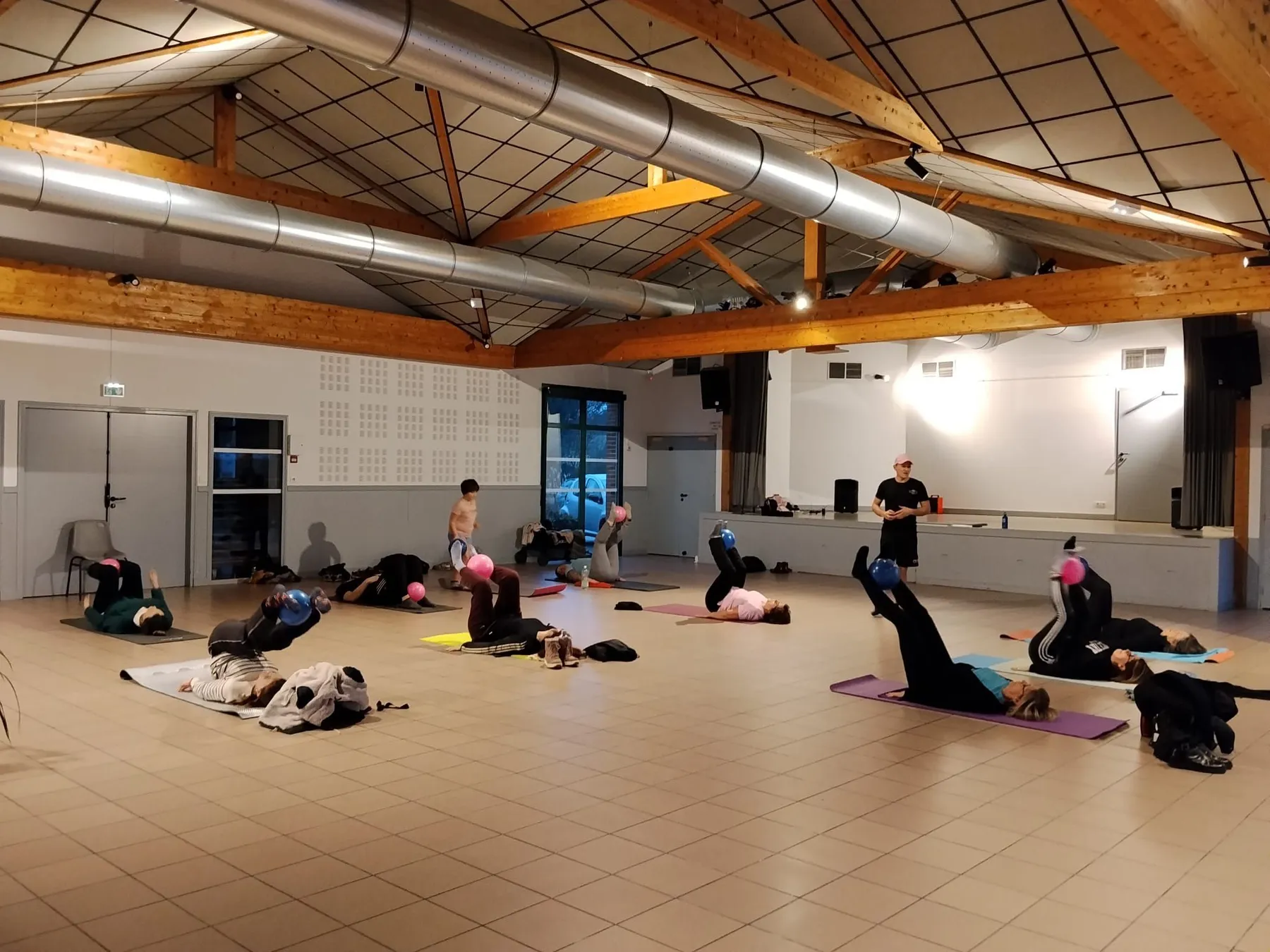 Séance de renforcement au sol dans la grande salle