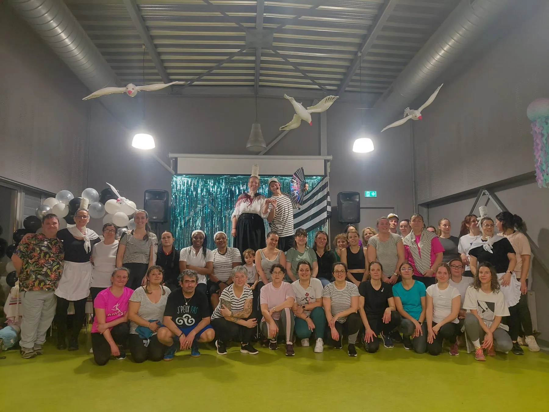 Cours de Zumba en groupe dans la salle